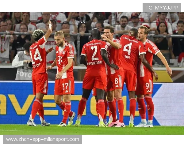 拜仁持续利用宽度创造威胁,中路压制更有力